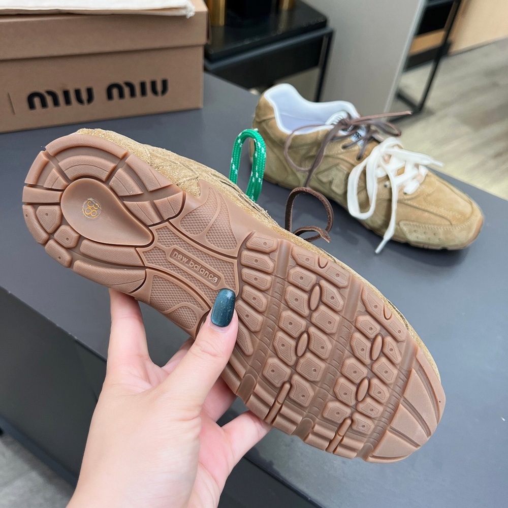 Miu Miu × New Balance Co-Branded Retro Sneakers - Picture 7 of 7